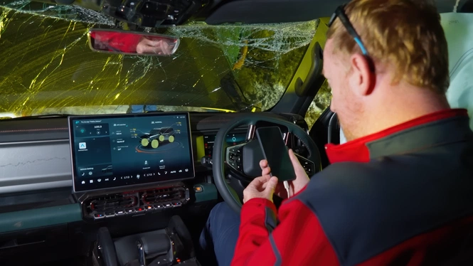 Damaged 4x2 Jetour T2 Cabin Shows Undamaged Infotainmaint Central Display, With Functional Android Autoplay & Mobile Charging