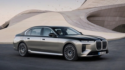BMW 7 Series Facelift Unveiled With Refreshed Design, Panoramic iDrive, and More Powertrains