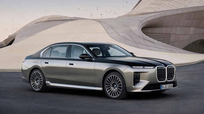 BMW 7 Series Facelift Unveiled With Refreshed Design, Panoramic iDrive, and More Powertrains