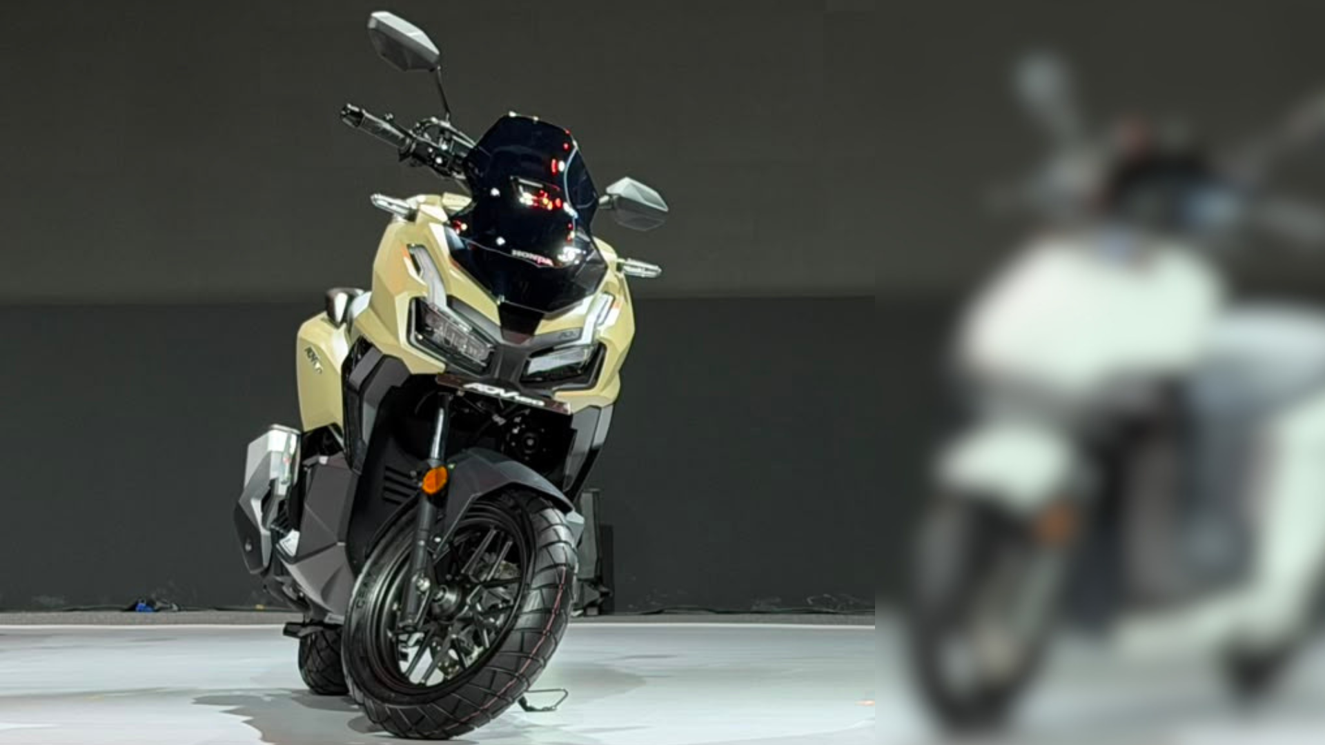 Honda ADV160 in yellow