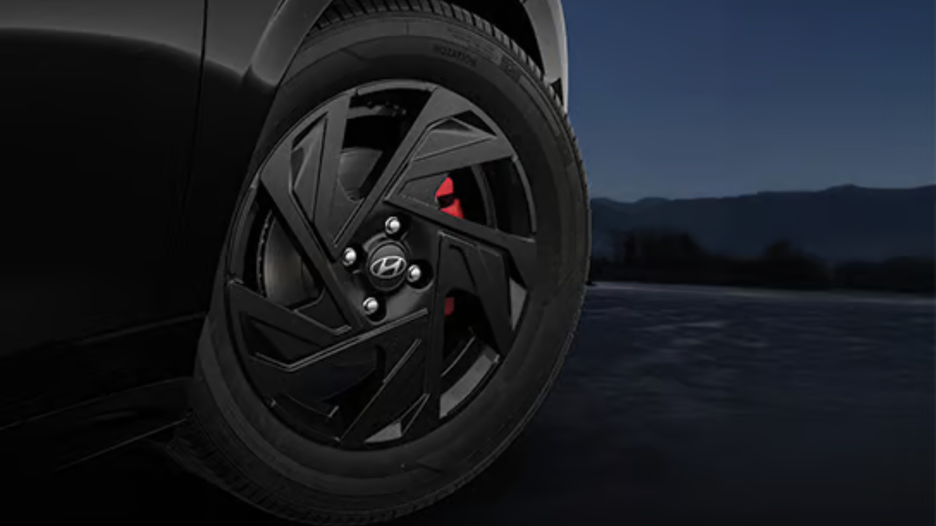 hyundai i 20 knight edition black alloy woith red claiper