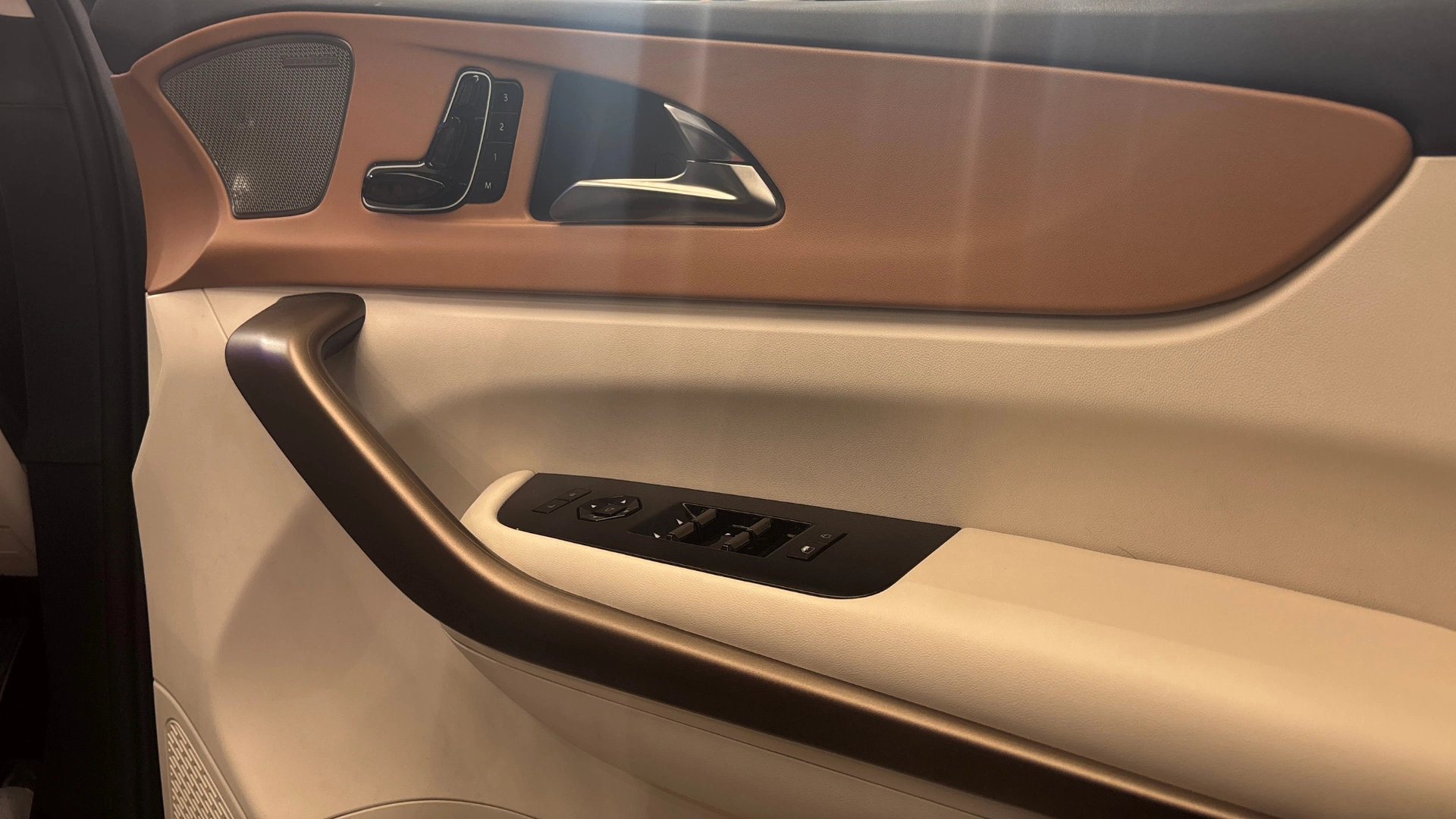 Mahindra XUV 7XO door controls