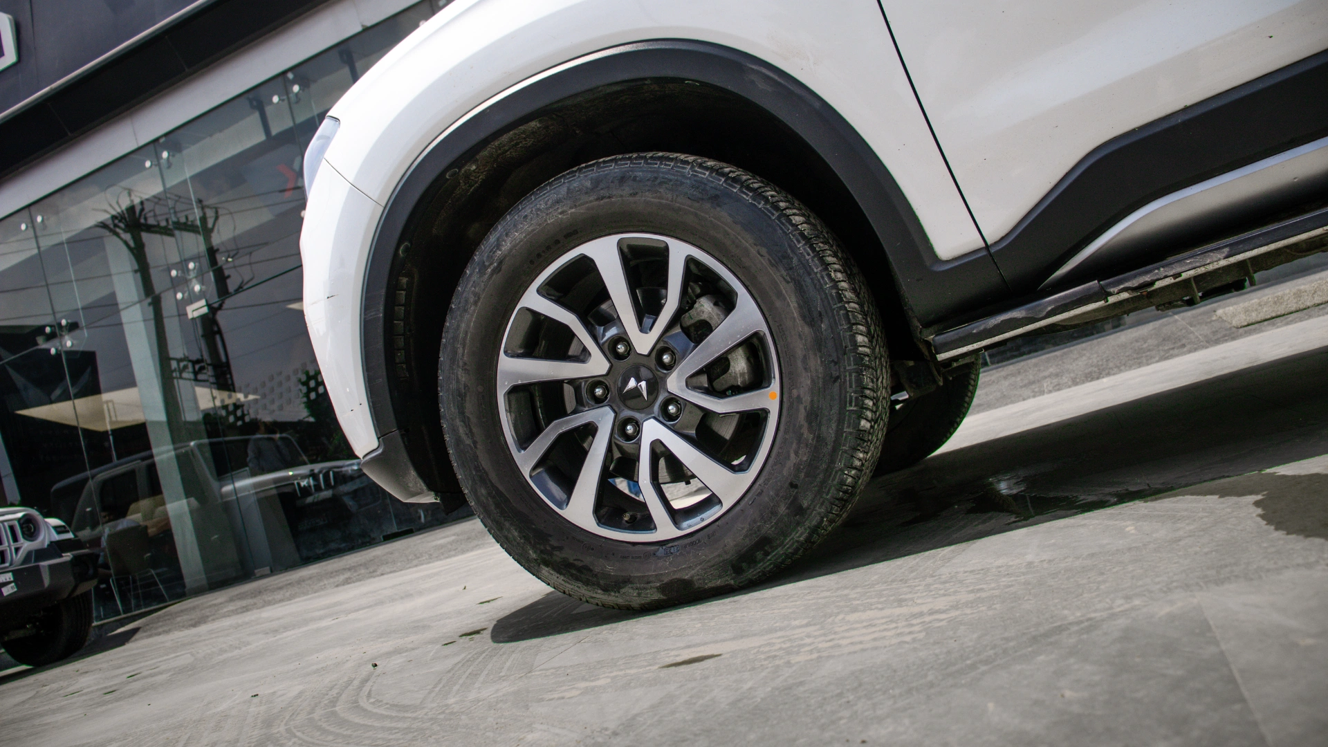 Scorpio N White alloy