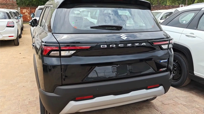 Maruti Suzuki Brezza Facelift in black paint scheme, with the Turbo Boosterjet badge at the rear