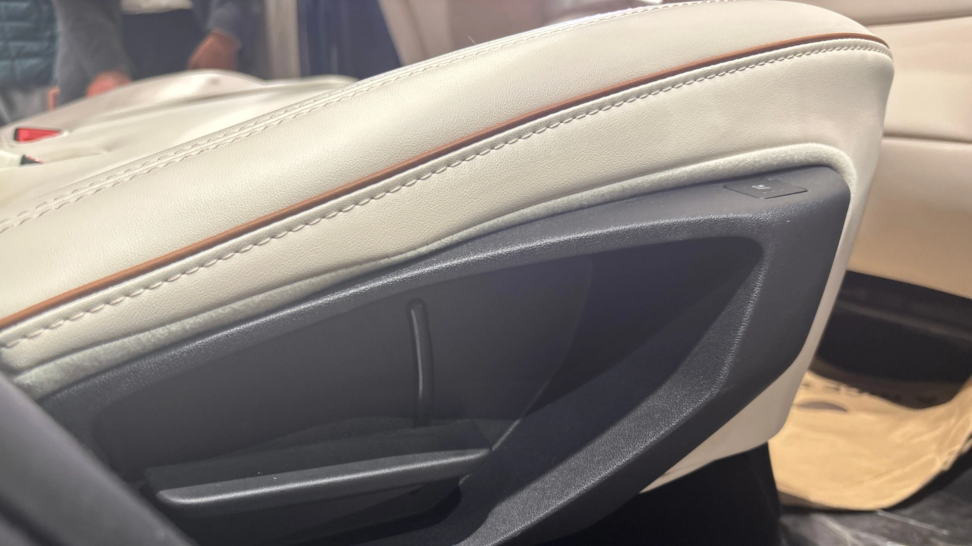 Mahindra XUV 7XO second row recline lever