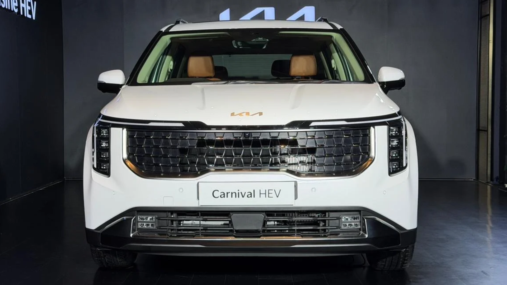Kia Carnival HEV Exterior Front Left Three Quarter View