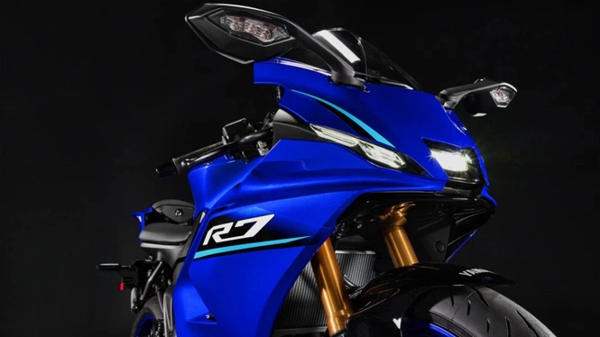 Yamaha R7 in Blue front view